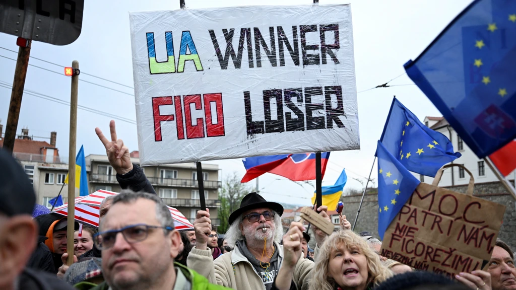 Protest tegen wetsvoorstel Slowakije om briefstemmen af te schaffen