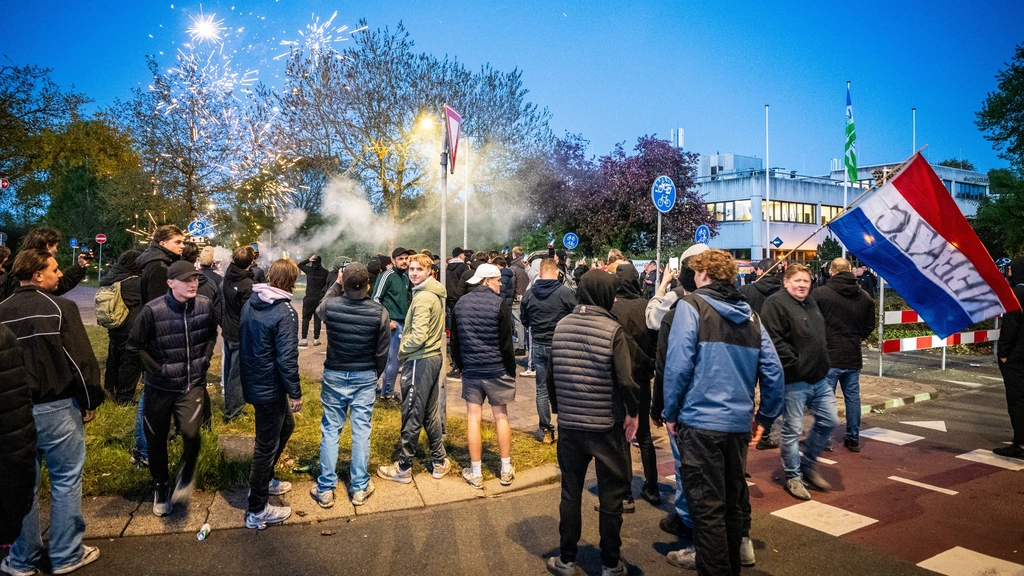 Foto: Loosdrecht gaat minder asielzoekers opvangen na protesten