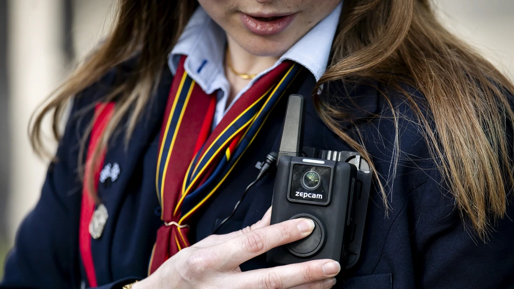 Foto: Eerste NS-conducteurs met bodycams in de trein om agressie tegen te gaan